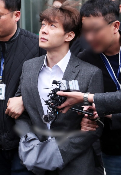 하늘 바라보는 박유천