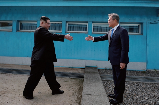 사진은 지난해 4월 27일 문재인(오른쪽) 대통령과 김정은 북한 국무위원장이 판문점 군사분계선(MDL)에서 만나 악수를 하려는 모습. 문재인 대통령 연설문집 캡처