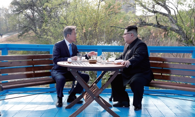 사진은 지난해 4월 27일 문재인(왼쪽) 대통령과 김정은 북한 국무위원장의 제1차 정상회담이 열릴 당시 두 나라 정상이 도보다리를 산책하면서 단둘이 대화를 하고 있는 모습. 문재인 대통령 연설문집 캡처
