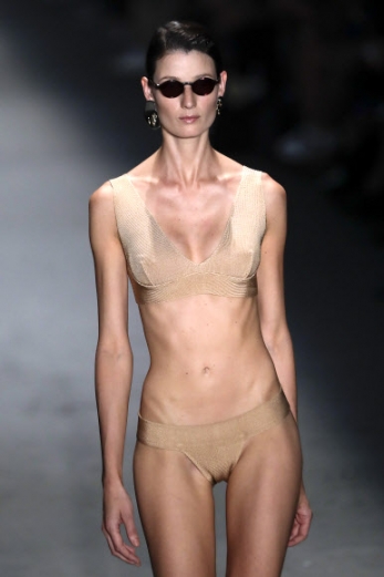 26일(현지시간) 브라질 상파울루에서 열린 ‘상파울루 패션위크’에서 브랜드 ‘하이트(Haight)’ 컬렉션 의상을 입은 모델이 런웨이를 걷고 있다.<br>AP 연합뉴스