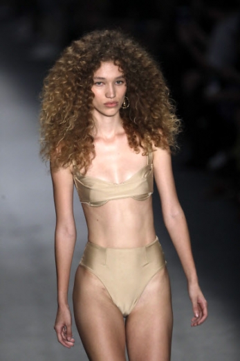 26일(현지시간) 브라질 상파울루에서 열린 ‘상파울루 패션위크’에서 브랜드 ‘하이트(Haight)’ 컬렉션 의상을 입은 모델이 런웨이를 걷고 있다.<br>AP 연합뉴스