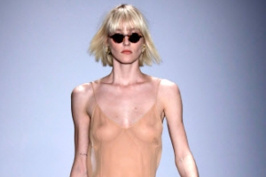 [포토] 안 입은 듯…누드톤 패션에 ‘깜짝’