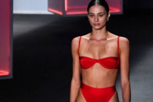 [포토] 패션쇼 시선 집중시키는 ‘강렬한 레드’