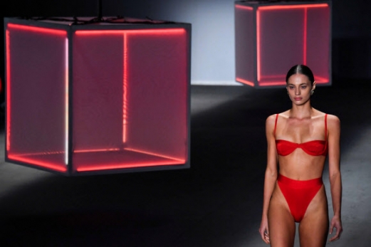 26일(현지시간) 브라질 상파울루에서 열린 ‘상파울루 패션위크’에서 브랜드 ‘하이트(Haight)’ 컬렉션 의상을 입은 모델이 런웨이를 걷고 있다.<br>AFP 연합뉴스
