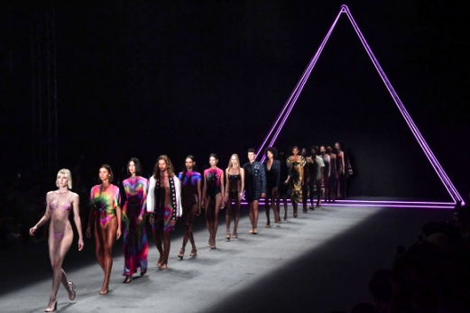 25일(현지시간) 브라질 상파울루에서 열린 ‘상파울루 패션위크’에서 브랜드 ‘트리야(Triya)’의 의상을 입은 모델들이 런웨이를 걷고 있다.<br>AFP 연합뉴스