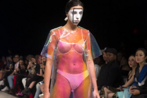 [포토] 속옷 그대로…파격 비닐 옷 패션