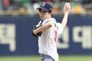 [포토] 가수 김재환 ‘멋진 포즈로 시구’