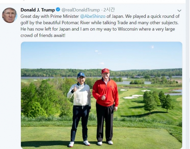 27일(현지시간) 골프 회동 도중 엄지를 지켜들고 포즈를 취한 도널드 트럼프(오른쪽) 미국 대통령과 아베 신조 일본 총리. 트위터