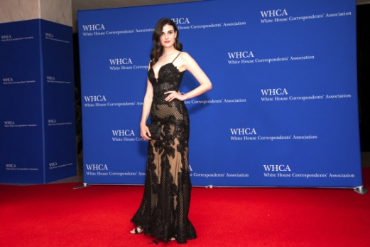 켈레스 커스버트가 27일(현지시간) 미국 워싱턴 힐튼에서 열린 ‘2019년 백악관 특파원 협회 만찬(the 2019 White House Correspondents’ Association dinner)에 참석해 포즈를 취하고 있다. AP 연합뉴스