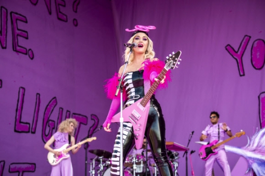 케이티 페리가 27일(현지시간) 미국 루이지애나주 뉴 올리언스에서 열린 ‘뉴 올리언스 재즈 및 헤리티지 페스티벌’에서 공연을 하고 있다. AP 연합뉴스