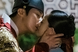 ‘해치’ 정일우♥고아라, 흩날리는 벚꽃 아래 첫 입맞춤 “애틋”