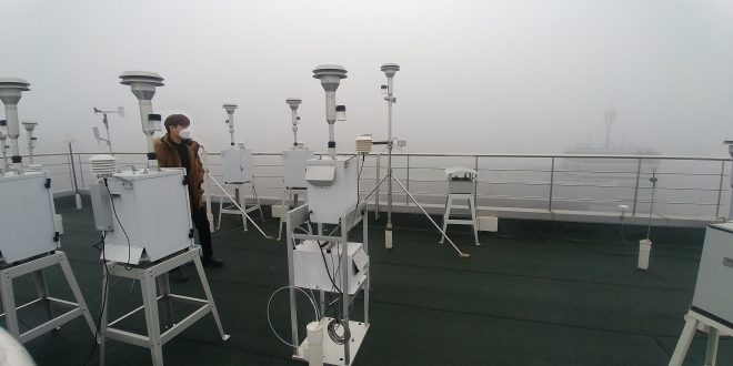 도내 대기성분측정소에서 대기오염 물질 시료를 채취하는 모습