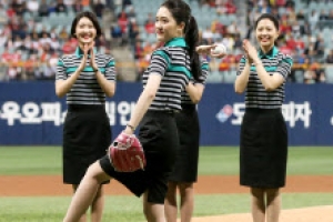 [포토] ‘승무원 시구’ 들어갑니다~