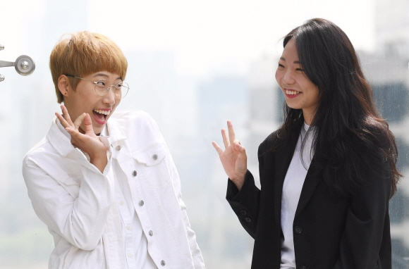 재미있는 포즈를 취하는 ‘문명특급’ 진행자 이은재씨와 홍민지 PD. 박윤슬 기자 seul@seoul.co.kr