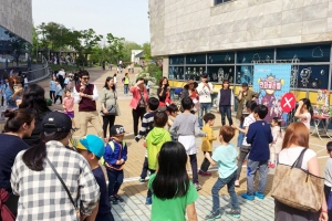 “카드 만들고 만화캐릭터 코스튬 플레이어 총출동… 한국만화박물관, 가정의 달 만화행사 풍성