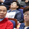 목 깁스하고 나타난 자유한국당 의원들