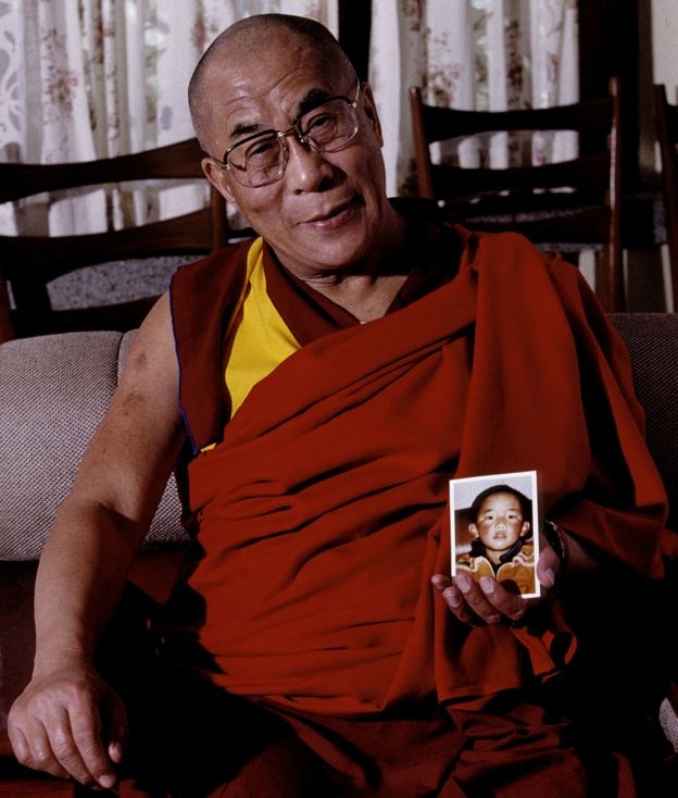달라이 라마가 이번 상상 이미지 작업에 유일한 참고가 됐던 여섯살 때의 판첸 라마 사진을 든 채 포즈를 취하고 있다. AFP 자료사진