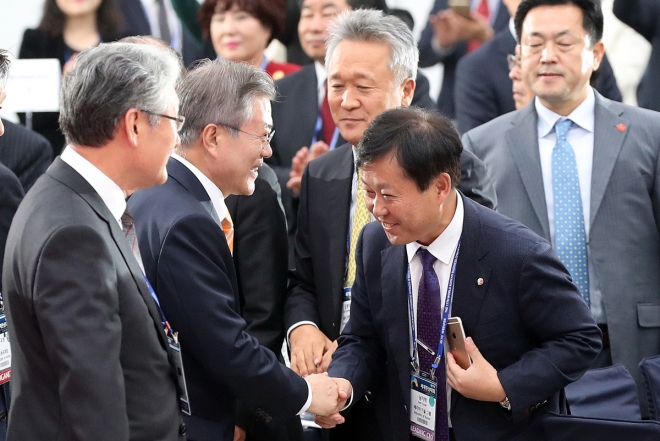 지난해 10월 열린 한상대회에 참가한 남기학 회장이 문재인 대통령에게 인사하는 모습. 예지아기술그룹 제공