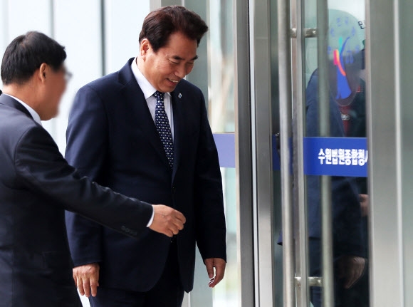 공직선거법 위반 혐의로 기소된 백군기 용인시장이 29일 오후 경기도 수원시 영통구 수원지방법원에서 열린 결심공판에 출석하고 있다. 연합뉴스 