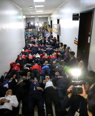 정개특위, 행안위 회의실 봉쇄한 한국당