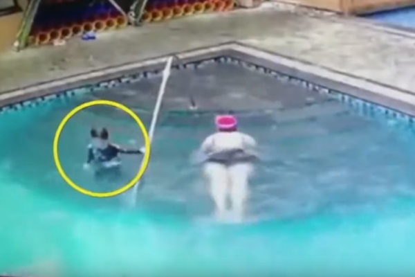 수영장에 빠져 익사 위기 처한 7살 구한 노인