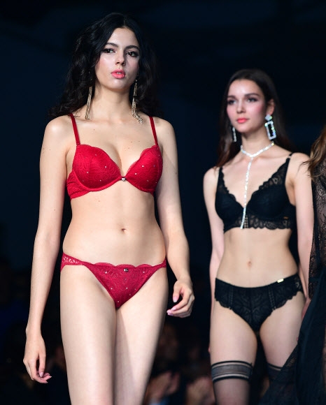 쏘 라일라(왼쪽)가 패션쇼를 소화하고 있다. <br>이주상 기자 rainbow@sportsseoul.com