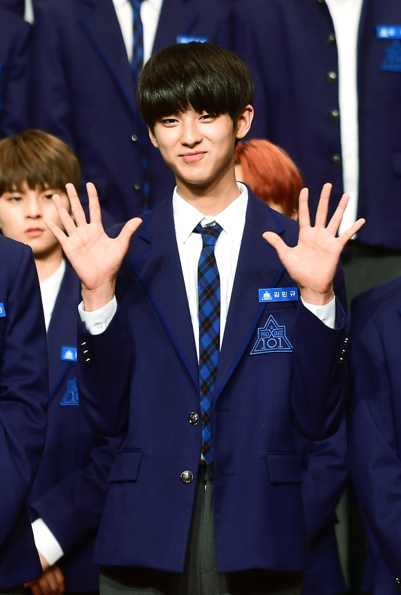 엠넷 ‘프로듀스 X 101’ 참가 연습생 김민규가 30일 서울 여의도 63컨벤션센터에서 열린 제작발표회에서 손을 흔들고 있다.