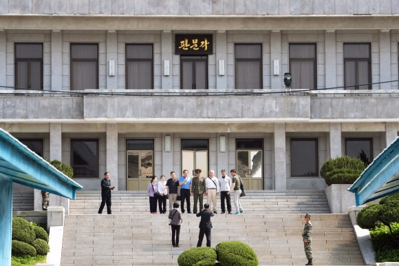 북측 관광객들이 1일 판문각 계단에서 북측 군인과 사진촬영을 하고 있다. 관광객과 군인 모두 밝은 표정을 짓고 있다.  판문점 사진공동취재단