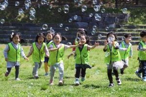 [유용하 기자의 사이언스 톡] 학대도 유전… 꽃으로도 때리지 말라, 하루 30분 이상 놀아주면 쑥쑥 자란다