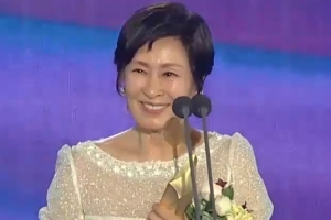 [2019 백상예술대상] TV부문 대상 김혜자 “우리는 위로가 필요한 시대에 살고 있다”