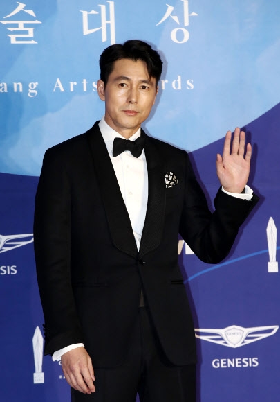 영화 ‘증인’으로 제55회 백상예술대상 영화 부문 대상을 수상한 배우 정우성.