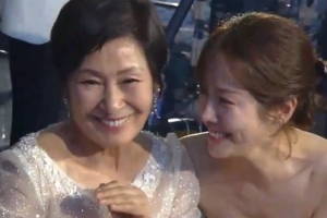 ‘2019 백상예술대상’ 김혜자 대상 소감에 눈물 흘린 여배우들[종합]