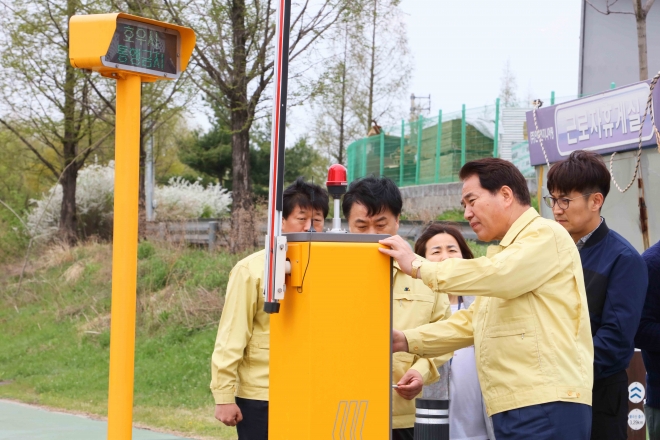 백군기 용인시장이 여름철 자연재난에 대비해 세월교 차단기의 작동상태를 점검하고 있다. 