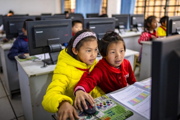 중국의 4세 이하 유아 인구가 2017년 8400만 명으로 정점을 찍었으며 앞으로 해마다 2.8% 감소할 것으로 예상되는 등 중국에도 본격 저츨산 사회로 진입하고 있다. 사진은 지난 4월 23일 중국 윈난성 궁산현 두룽장의 한 초등학교에서 컴퓨터 배우기에 여념이 없는 학생들. 두룽장 신화 연합뉴스