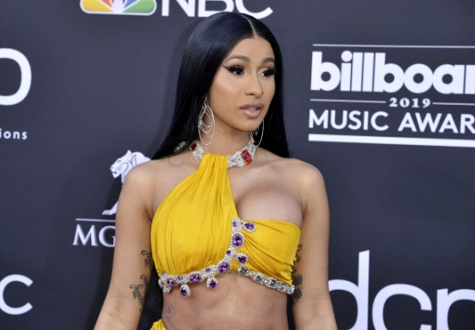 카디 비(Cardi B)가 1일(현지시간) 미국 라스베이거스  MGM 그랜드 가든 아레나에서 열린 ‘2019 빌보드 뮤직 어워즈(Billboard Music Awards)’ 레드카펫에서 포즈를 취하고 있다.<br>AP 연합뉴스