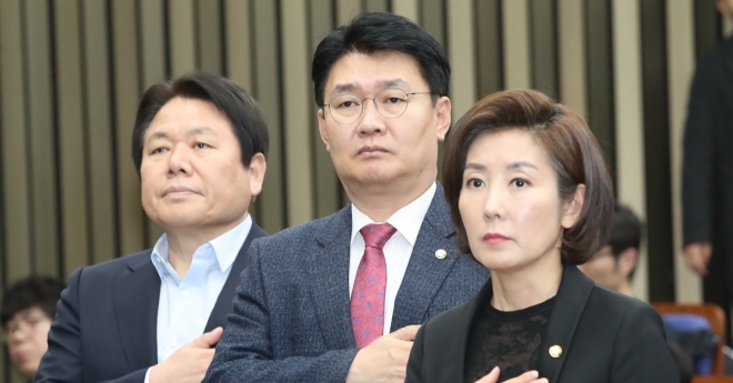 사진은 자유한국당의 나경원(오른쪽부터) 원내대표, 정용기 정책위의장, 정양석 원내수석부대표가 지난 2월 26일 오후 국회에서 열린 의원총회에서 국기에 경례하고 있는 모습. 2019.2.26 연합뉴스