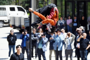 중력 거스른 서커스 공연