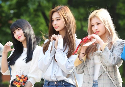 트와이스(TWICE) 모모(왼쪽부터), 쯔위, 사나가 3일 오전 서울 여의도 KBS에서 열린 KBS2 ‘뮤직뱅크’(뮤뱅) 리허설에 참석해 하트를 그리고 있다. 2019.5.3<br>뉴스1
