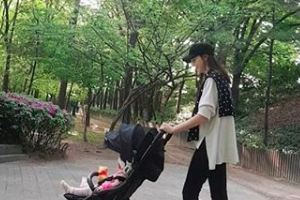 차예련, 유모차 탄 딸과 산책 ‘아빠 주상욱은?’
