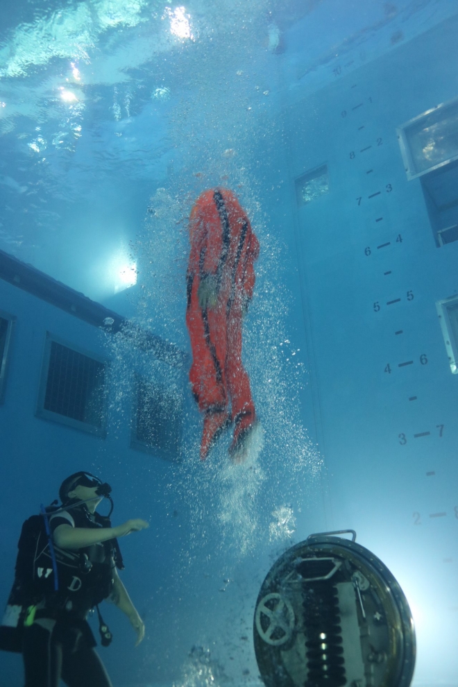 잠수함 비상탈출훈련. 국방부 제공