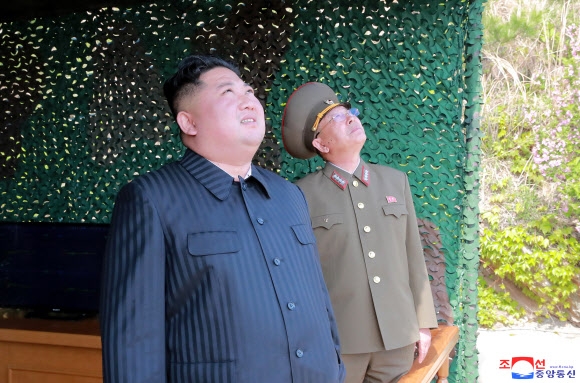 북한 김정은, 동해상 화력타격훈련 지도