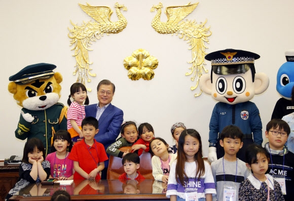 문재인 대통령이 어린이날인 5일 오전 청와대 집무실에서 초청된 어린이들과 기념촬영을 하고 있다. 이날 청와대는 강원도 산불진화 소방관, 군인, 경찰 자녀와 산불 피해 초등학교 학생 및 아동정책 수혜 아동, 독립유공자 후손 등 총 180명의 어린이를 청와대로 초청해 행사를 열었다. 2019.5.5 연합뉴스