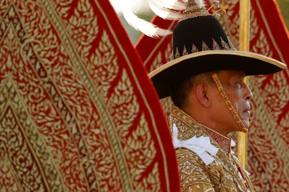 태국의 신임 국왕 마하 와찌랄롱꼰이 5일 가마를 타고 가는 모습이 포착됐다. 로이터 연합뉴스
