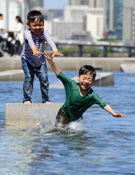 여름의 시작을 알리는 절기인 입하인 6일 서울 여의도 물빛공원에서 어린이들이 물놀이를 하고 있다. 2019. 5. 6 정연호 기자 tpgod@seoul.co.kr