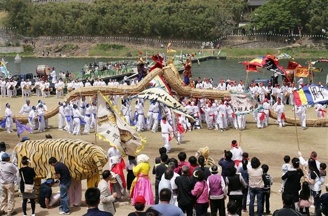 밀양아리랑대축제 행사의 하나로 밀양강변에서 열린 무형문화재인 ‘무안용호놀이’를 하고 있는 시민들. 밀양시 제공