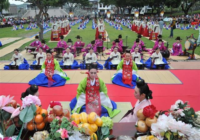 진주논개제 주요 행사인 의암별제에서 여성 제관이 제례를 진행하고 있다. 진주시 제공