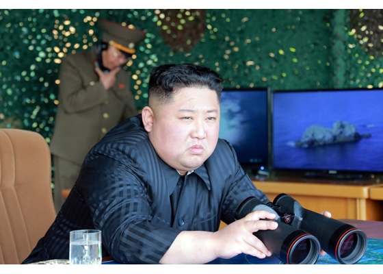 김정은 북한 국무위원장이 지난 4일 동해상에서 진행된 전술유도무기 시험 발사를 참관하는 모습. 김 위원장의 입과 턱 주변에 수염이 올라와있다. 서울신문DB