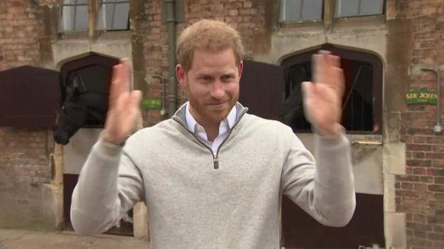 영국의 해리 왕자가 6일 윈저궁에서 취재진에게 메건 마클 왕자비가 건강한 아들을 순산했음을 아빠 미소를 지어 보이며 발표하고 있다. BBC 동영상 캡처