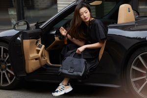 스포츠카에서 내리는 전지현 포착 “압도적 분위기”[파파라치컷]