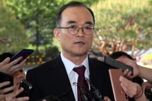 입 연 문무일 “수사 개시·종결 구분해야 국민 기본권 보호”